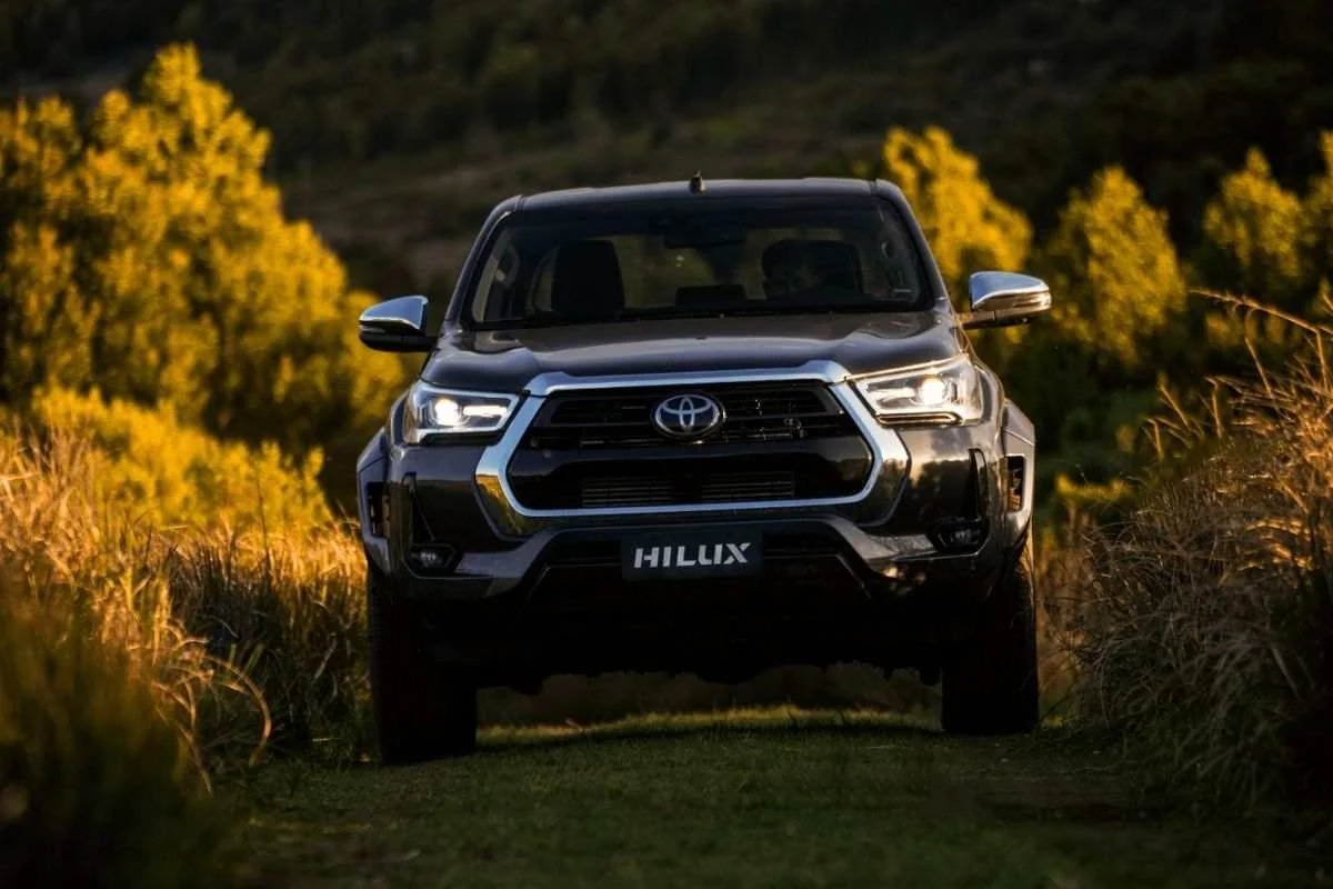 Toyota Hilux frontal em uma trilha.