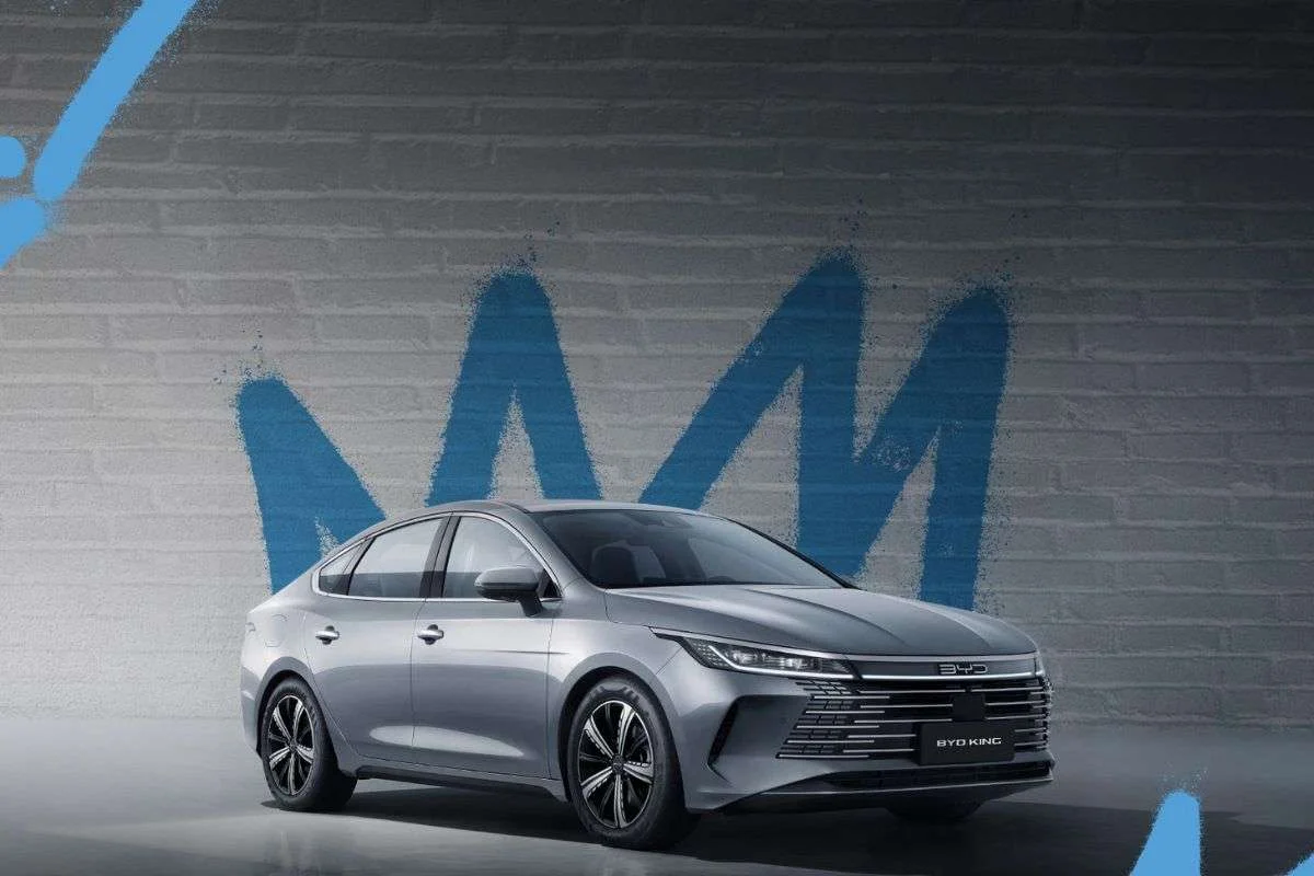 BYD King GL em um ambiente urbano