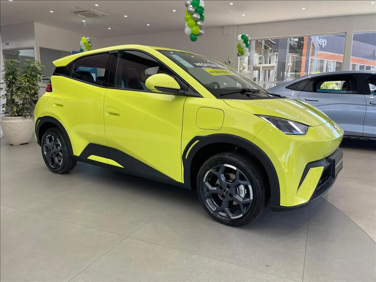 BYD Dolphin Mini amarelo no showroom