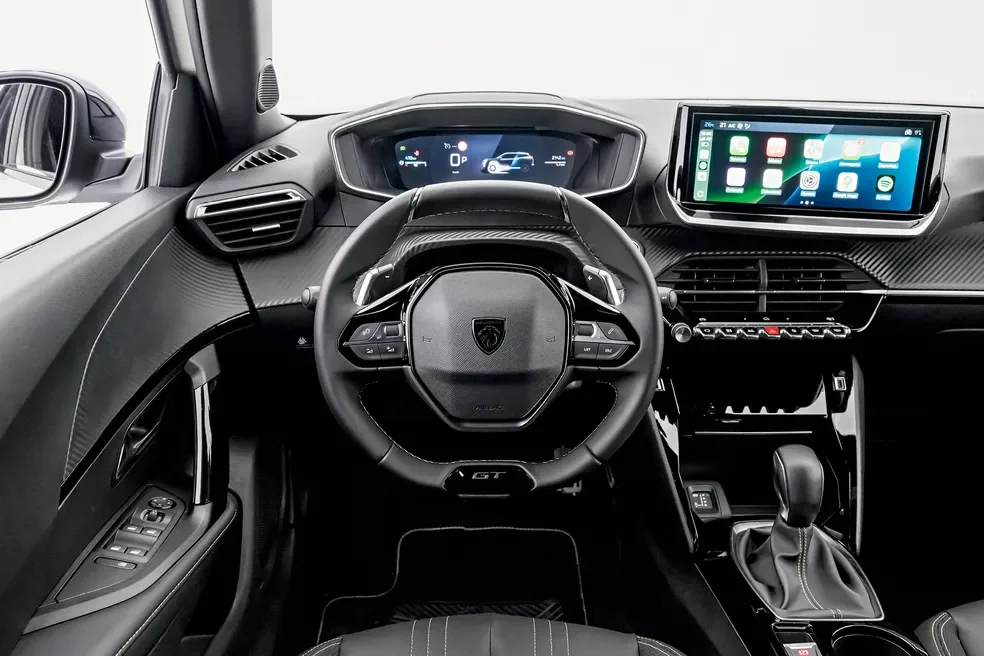 Painel interno do Peugeot 2008 GT Hybrid