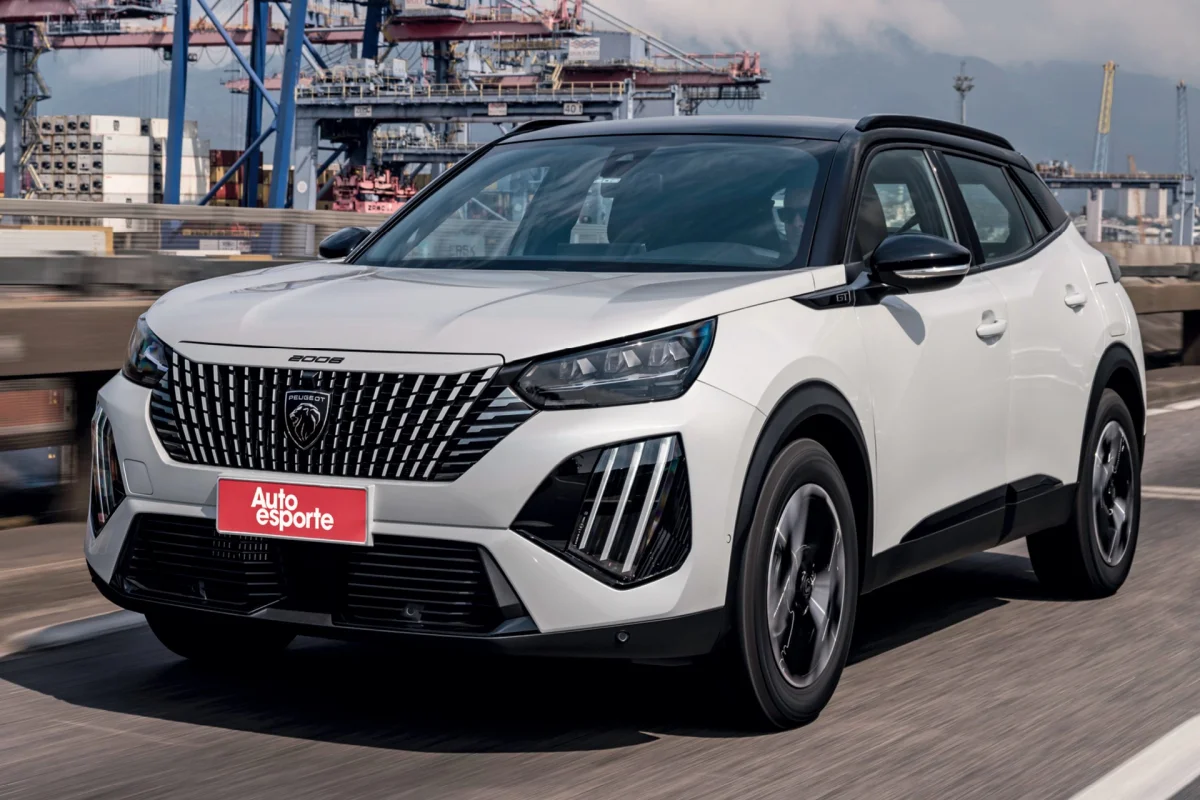 Peugeot 2008 GT Hybrid visto de frente em diagonal