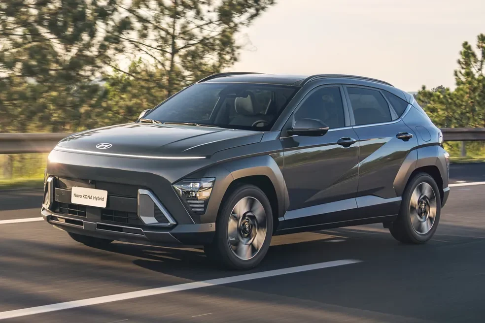 Hyundai Kona Hybrid em uma estrada rural.