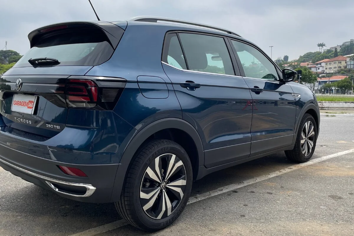 Volkswagen T-Cross em estacionamento.