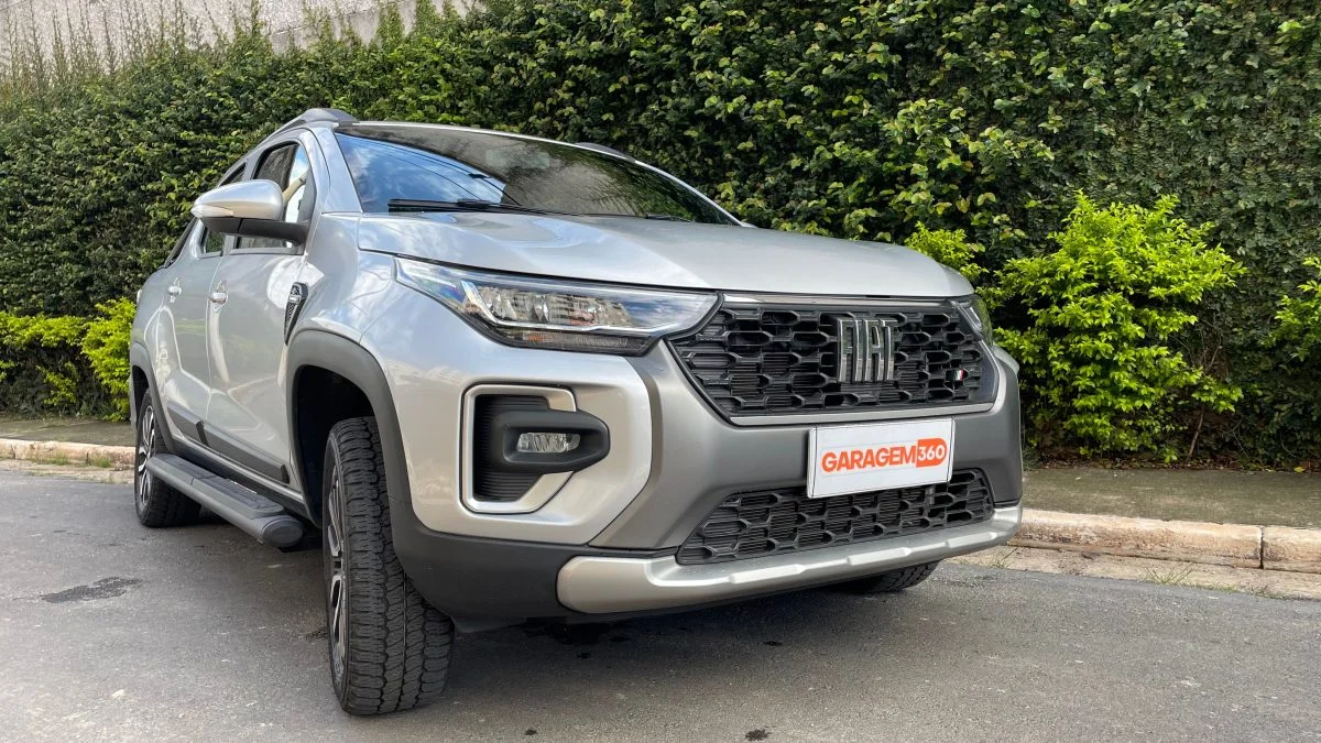 Fiat Strada cinza estacionada em uma rua