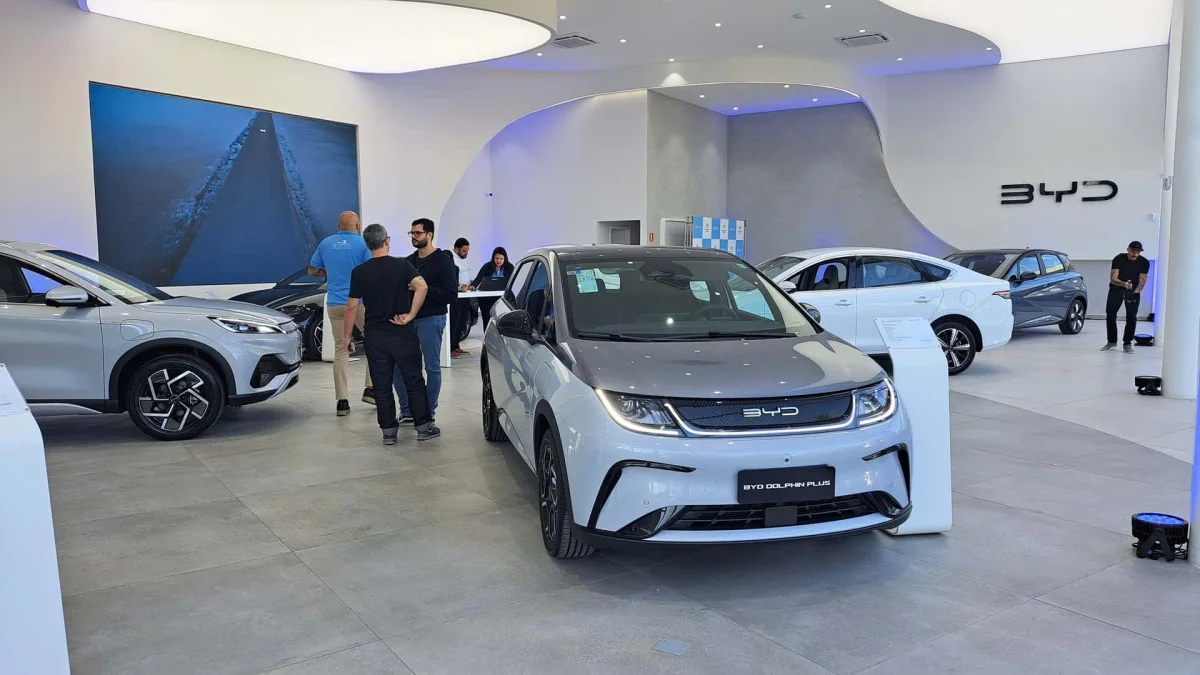 Interior de uma concession&aacute;ria BYD no Brasil.