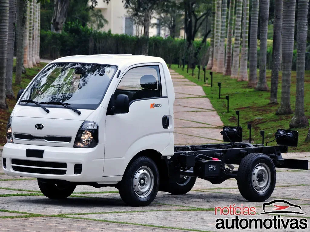 Kia K2500 em cenário verde.