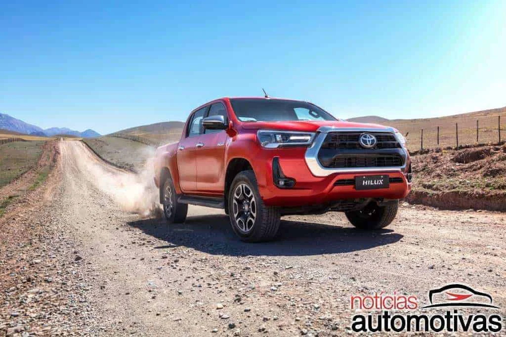 Toyota Hilux em estrada de terra.
