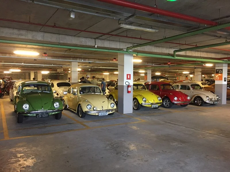 Manutenção de veículo em oficina especializada.