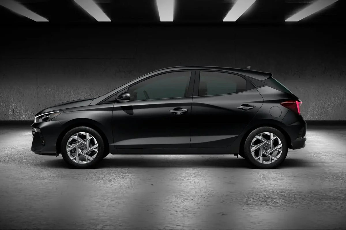 Hyundai HB20 em cor escura dentro da garagem.