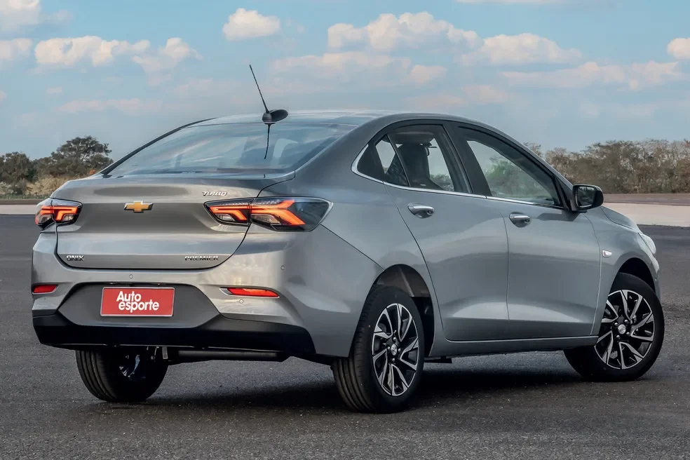 Traseira do Chevrolet Onix Plus vista de forma diagonal.