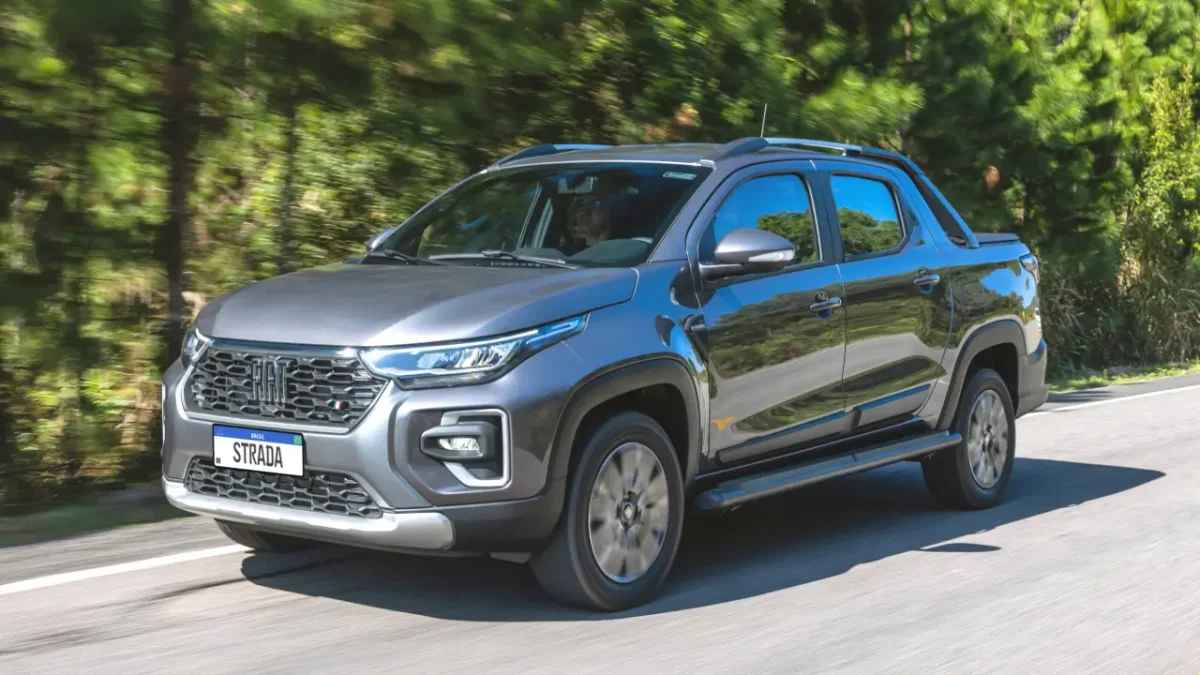 Fiat Strada Ranch tocando em um caminho externo.