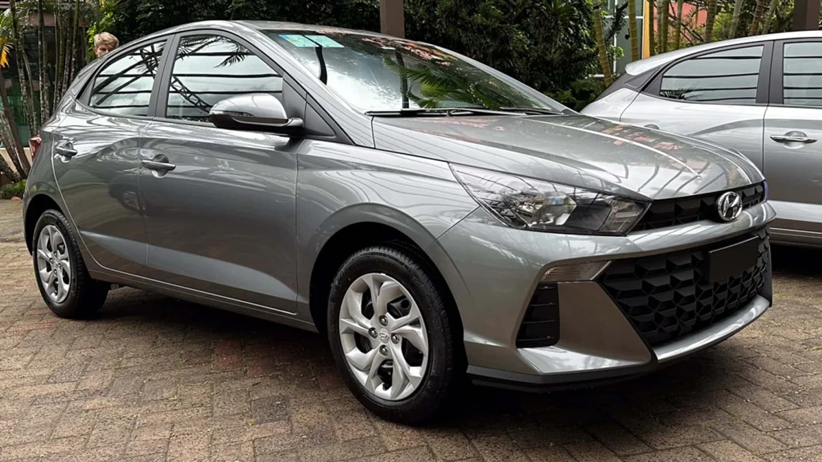 Imagem do Hyundai HB20 2024 em cor azul.