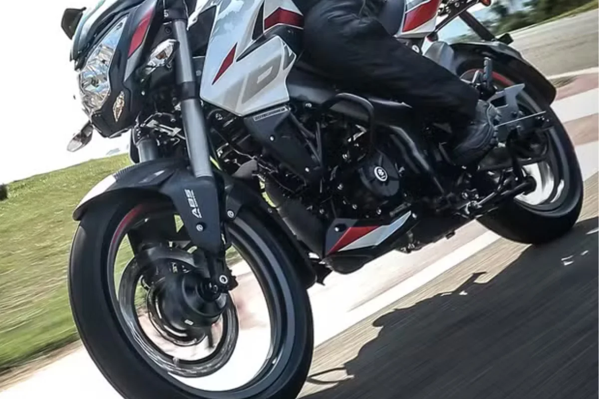 Imagem de uma motocicleta em movimento.