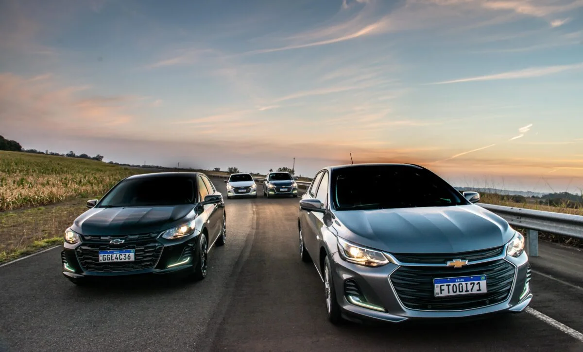 Duas unidades do Chevrolet Onix Plus estacionadas em uma estrada.