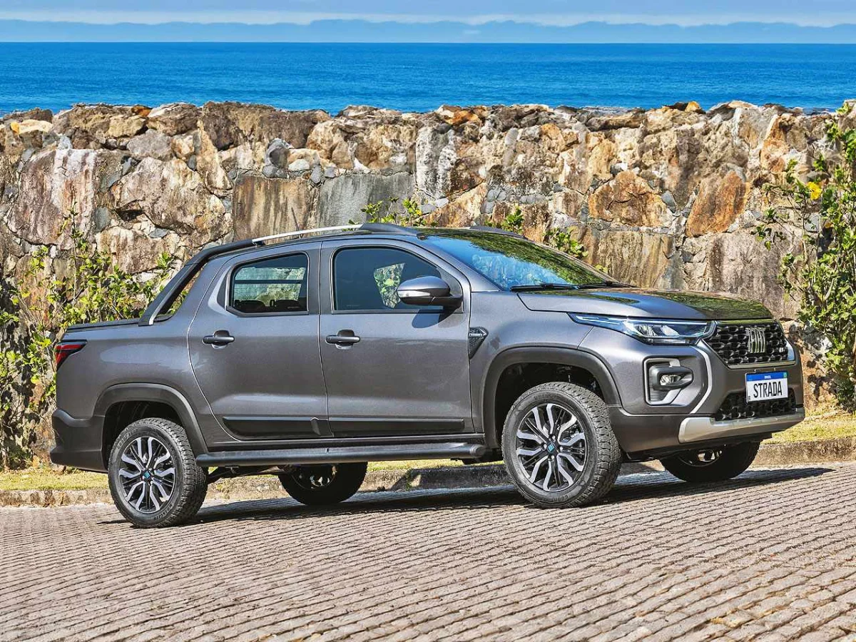 Fiat Strada Endurance 2026 estacionada em uma área pavimentada, com paisagem de fundo.