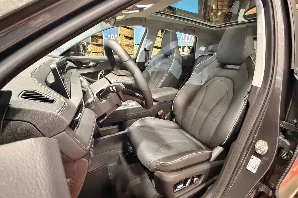 Interior do Tiggo 5X 2027 com foco no painel digital