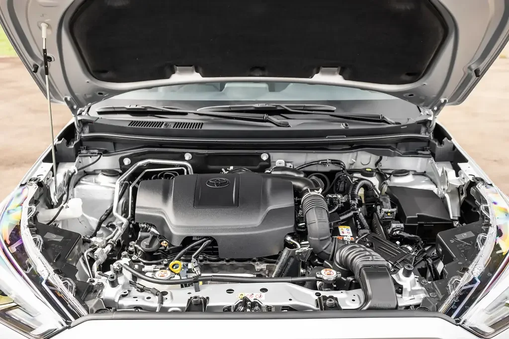 Motor do Toyota Yaris Cross em detalhe.