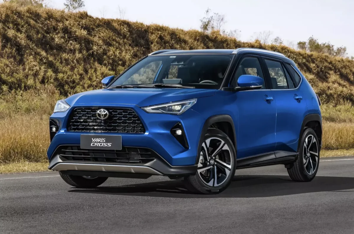 Dois Toyota Yaris Cross, um azul e um vermelho, estacionados.