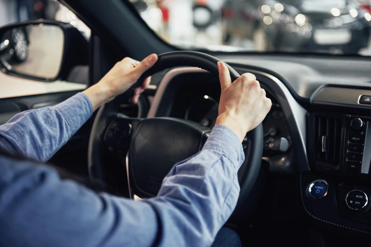 Pessoa dirigindo um carro el&eacute;trico