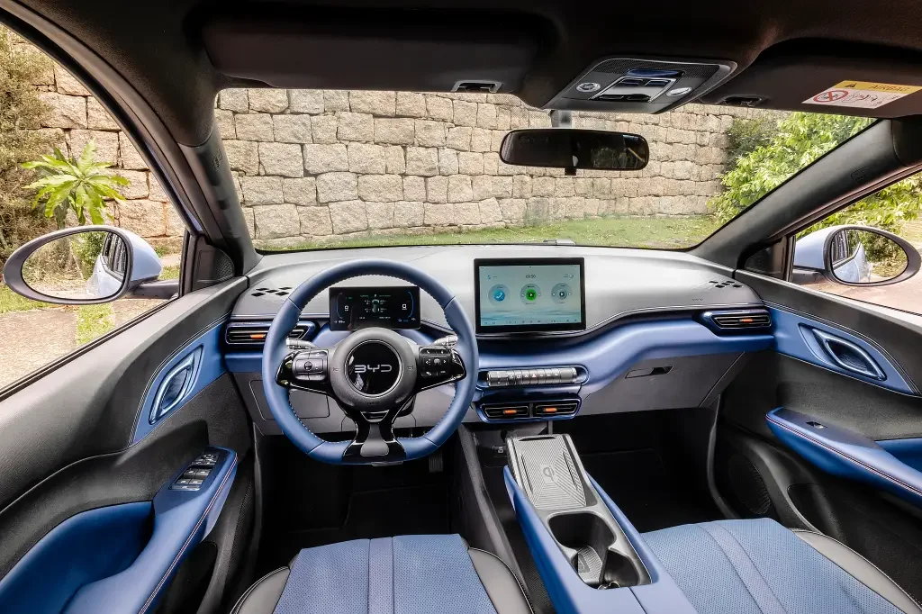 Interior do BYD Dolphin Mini com painel digital