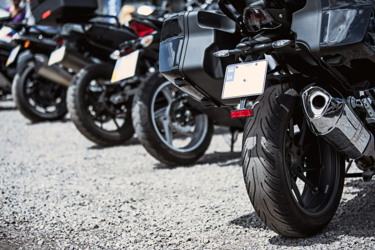 Close-up de itens de luxo em uma motocicleta.