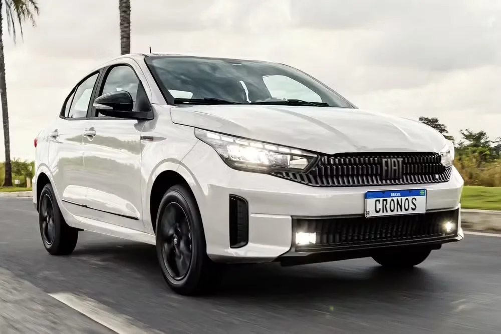 Fiat Cronos branco em movimento