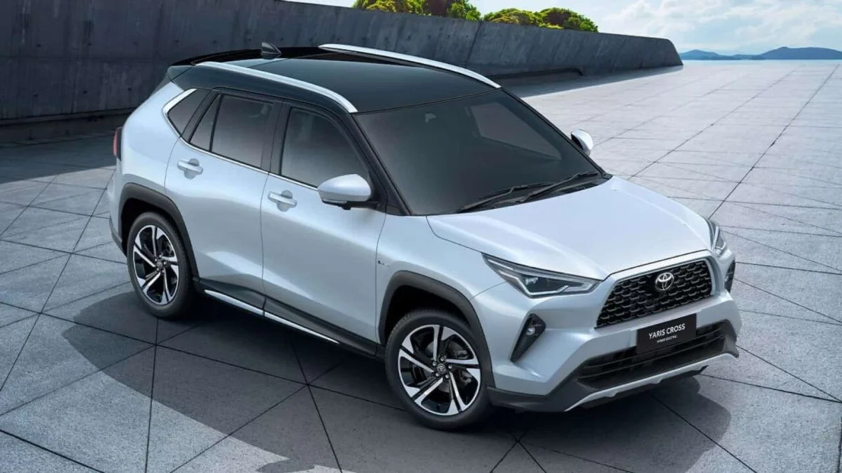SUV na cor prata estacionado ao ar livre