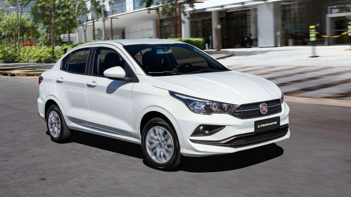 Fiat Cronos branco exposto em ambiente urbano