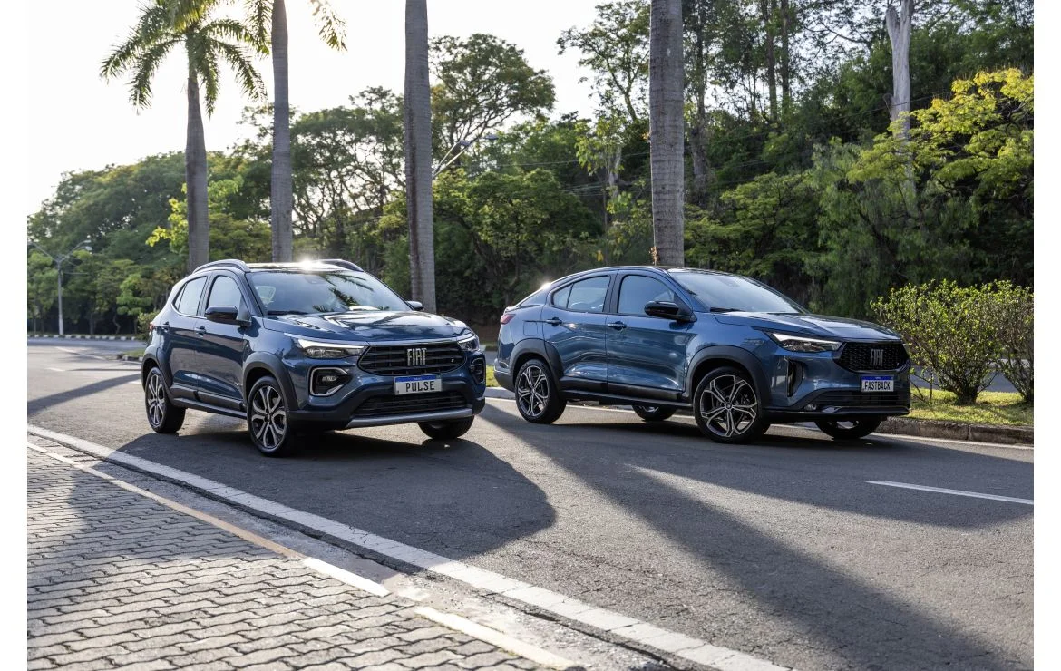 Fiat Fastback e Pulse estacionados em área externa