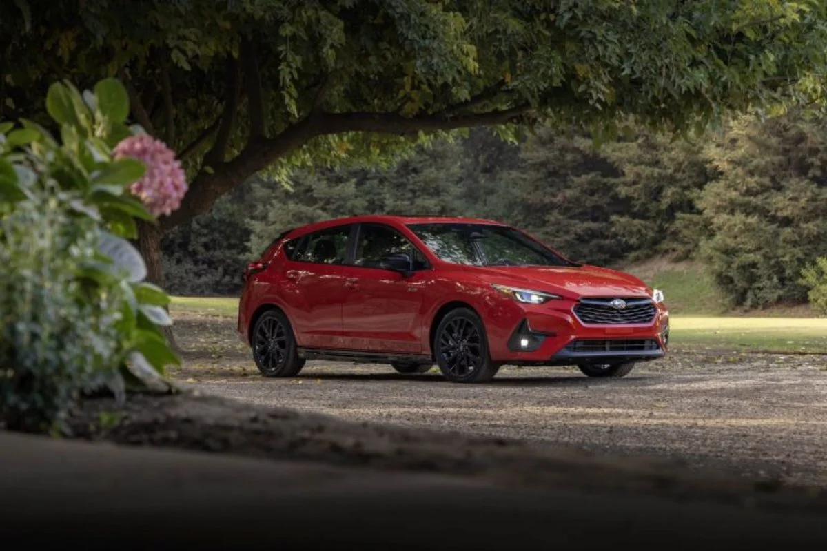 Carro Subaru estacionado em &aacute;rea arborizada