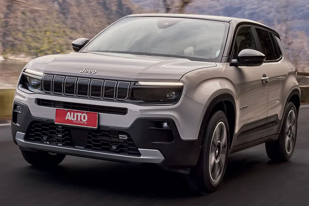 Jeep Avenger e-Hybrid visto de frente em uma estrada