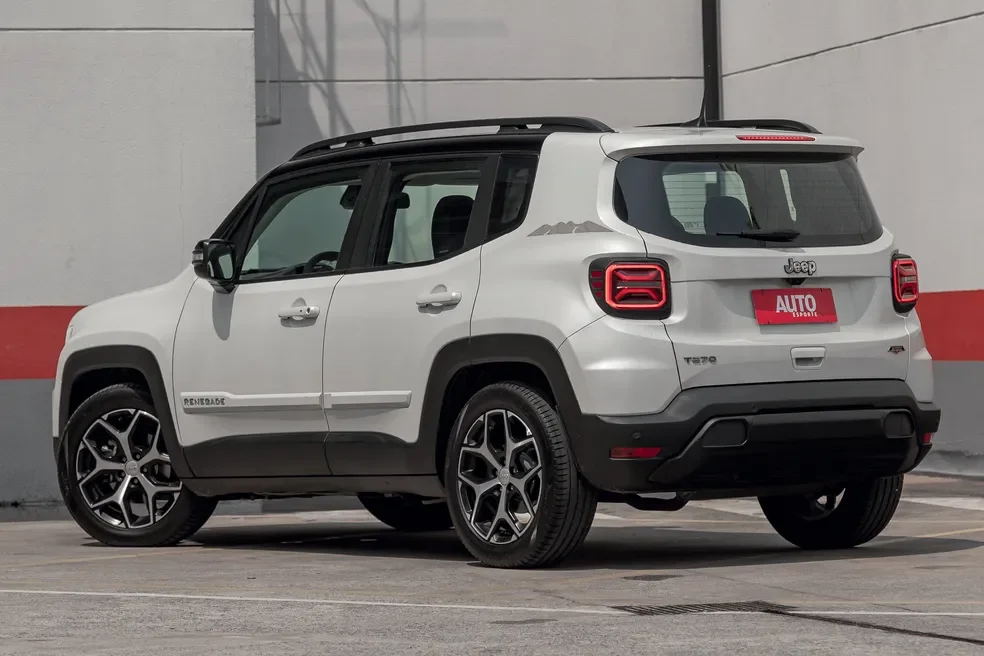 Vista traseira lateral do Jeep Renegade