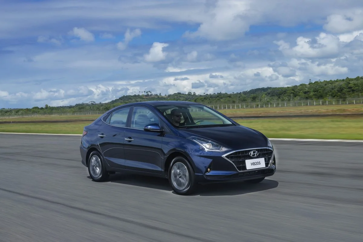Carro Hyundai HB20 em movimento