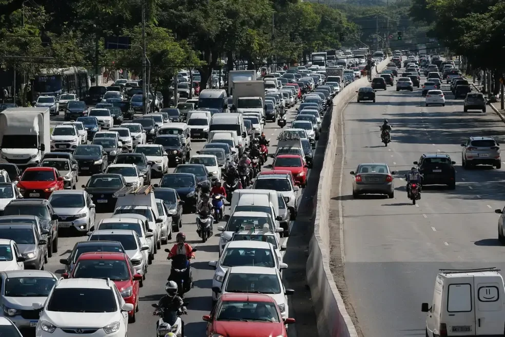 Tr&acirc;nsito intenso em uma grande avenida no Brasil.