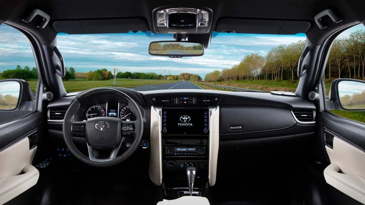 Interior do Toyota SW4 mostrando pain&eacute;is e detalhes