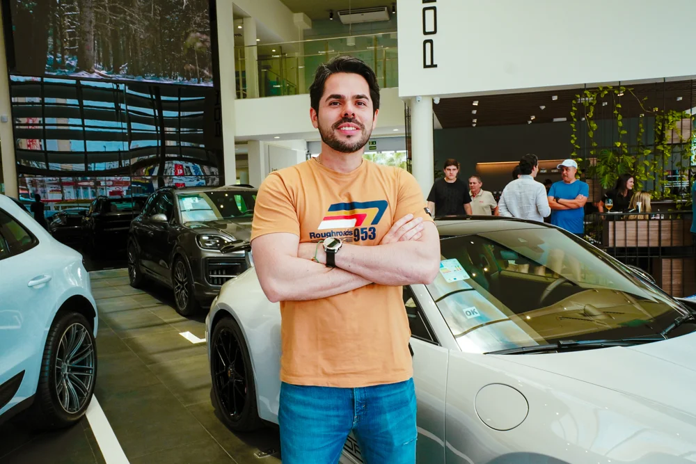 Homem em uma concessionária de carros