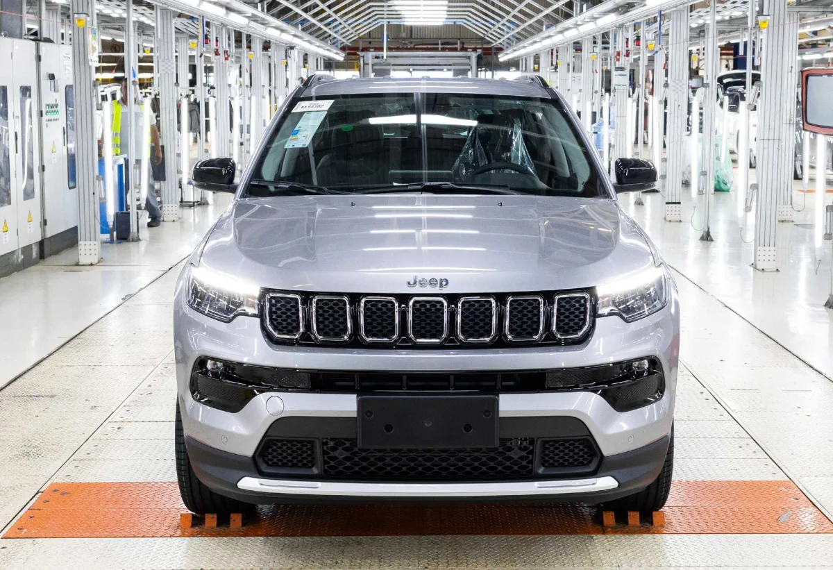Produção do Jeep Compass em uma fábrica.