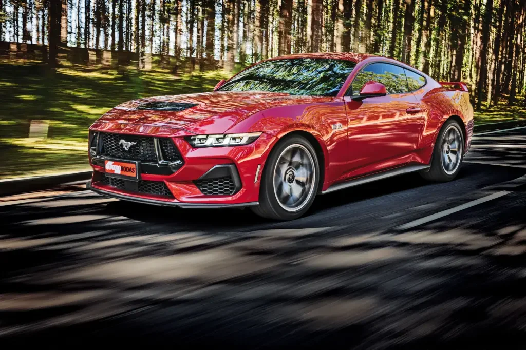 Ford Mustang em movimento.