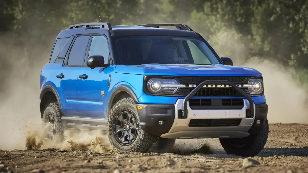 Imagem do Ford Bronco Sport em um terreno de terra.