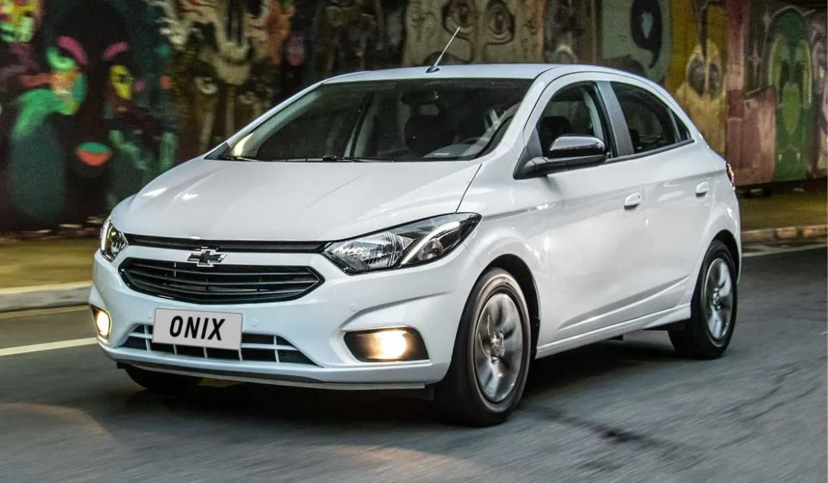Imagem lateral do Chevrolet Onix.