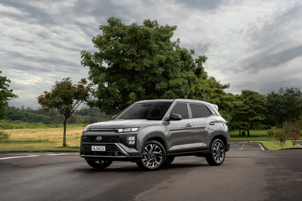 SUV em uma estrada