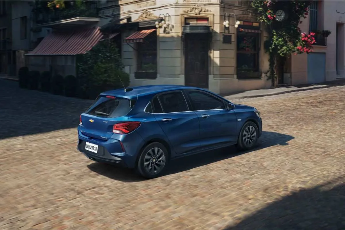 Chevrolet Onix azul em movimento.