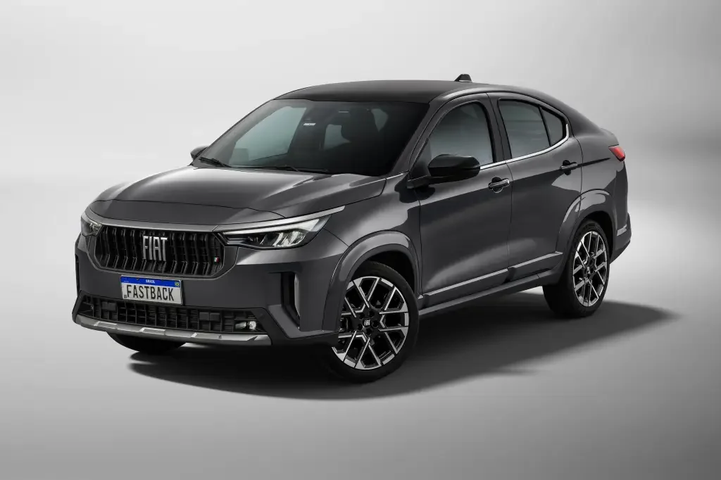 Fiat Fastback Limited My26 em cor cinza estacionado.