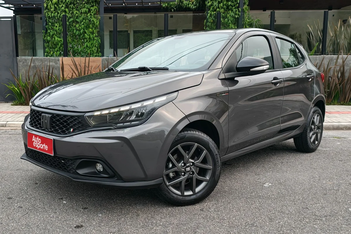Fiat Argo Drive 1.3 visto de frente na diagonal.