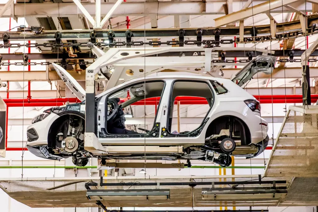 Montagem de carro em f&aacute;brica automotiva.