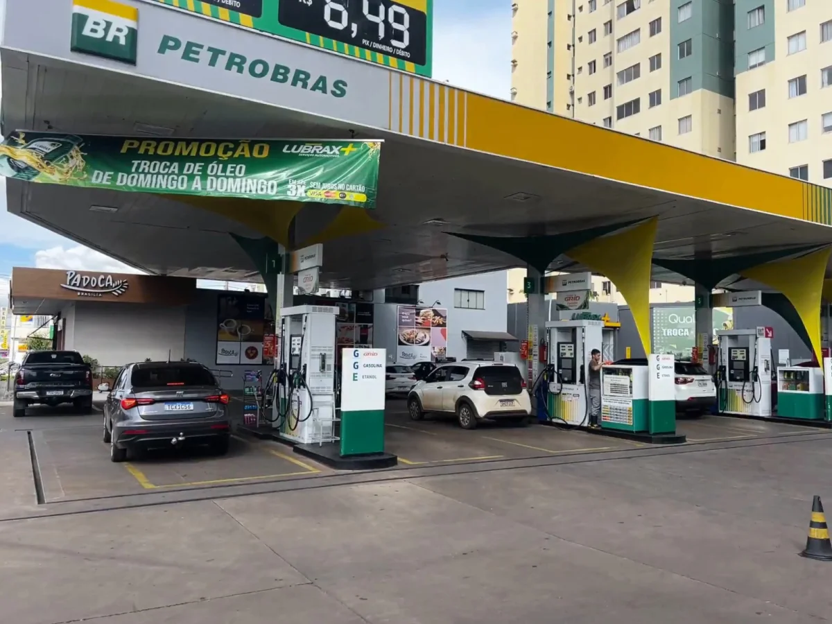 Posto de combust&iacute;vel com pre&ccedil;os de gasolina e etanol em exibi&ccedil;&atilde;o.