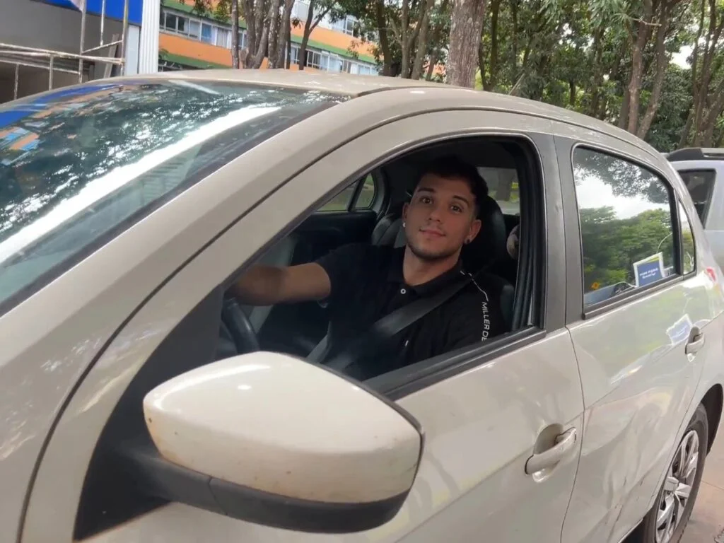 Homem em carro, simbolizando motoristas de aplicativo.