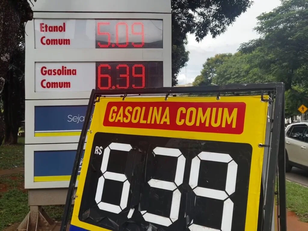 Vis&atilde;o panor&acirc;mica de um posto de gasolina movimentado.