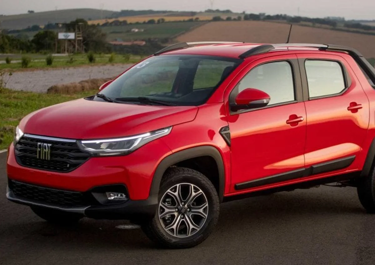 Fiat Strada em exposi&ccedil;&atilde;o ao ar livre