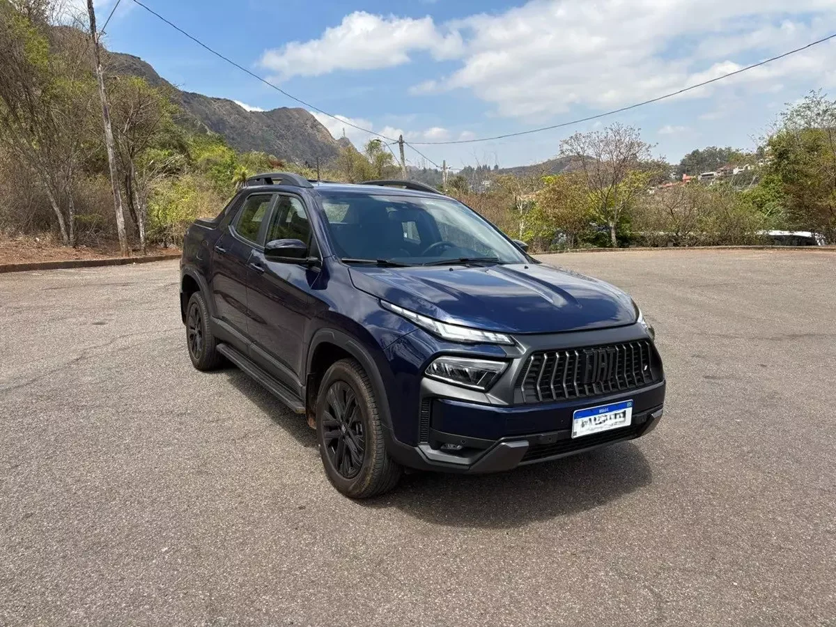 Fiat Toro Ultra Turbo 270 em uma estrada aberta.